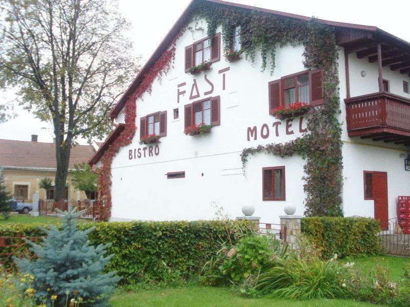 Pension Hotel Fast Radauti Exterior photo