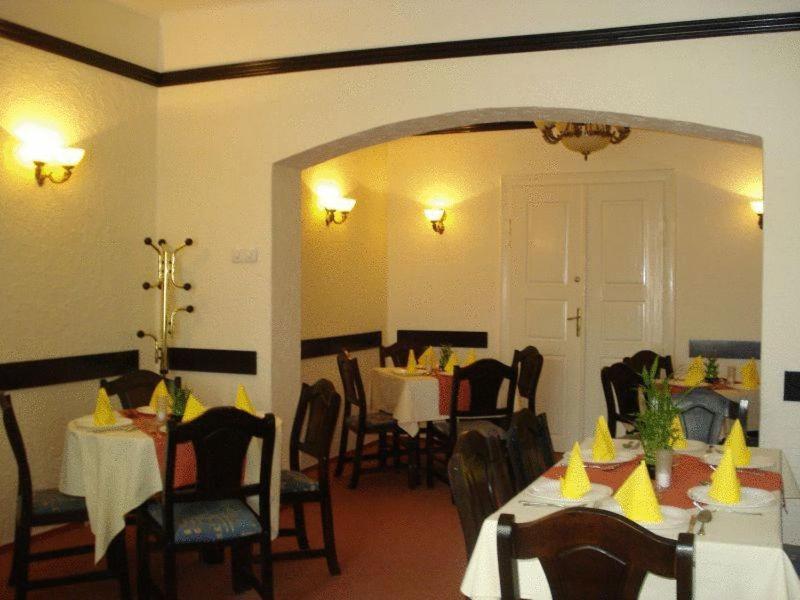 Pension Hotel Fast Radauti Exterior photo