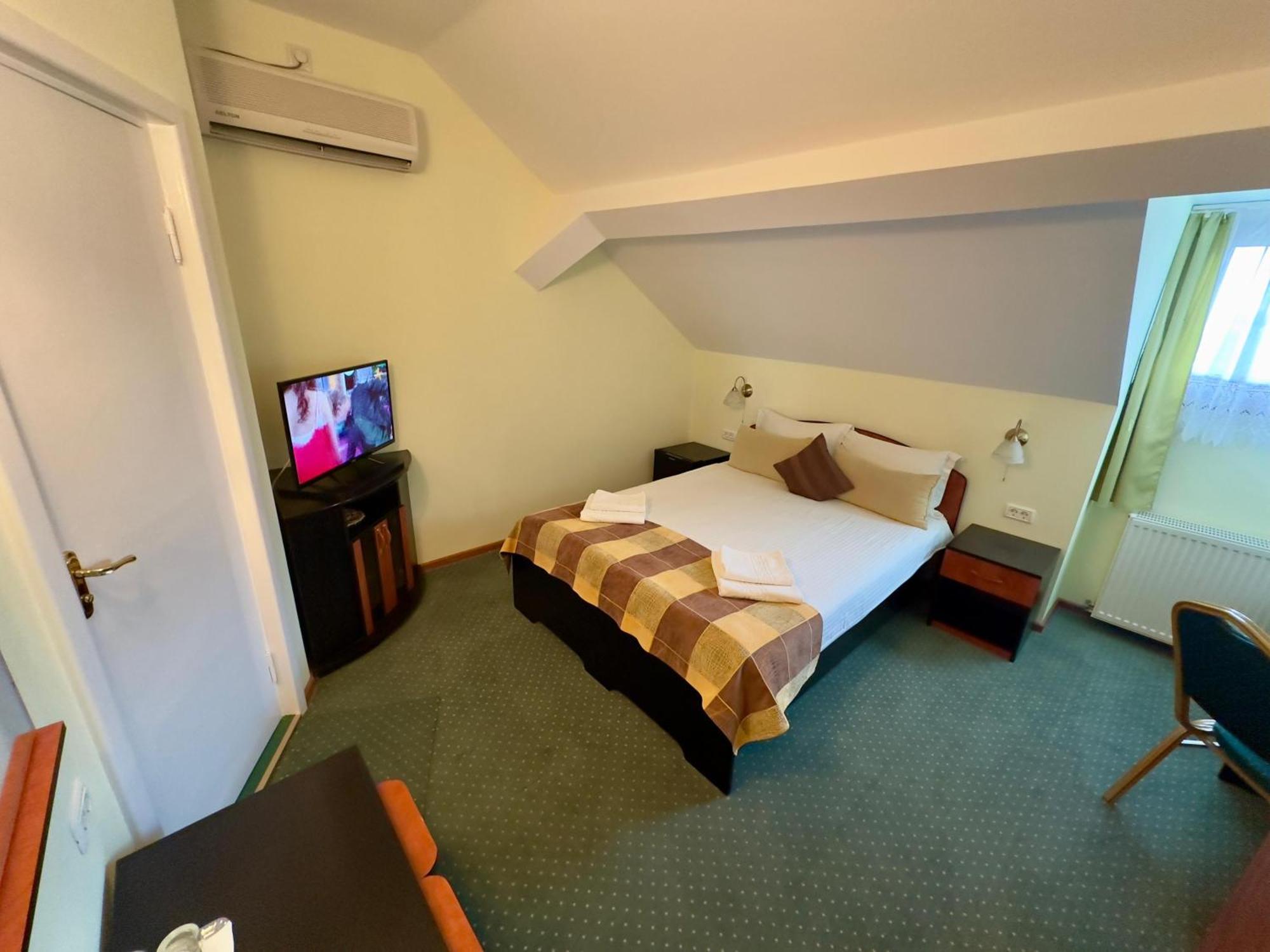 Pension Hotel Fast Radauti Exterior photo
