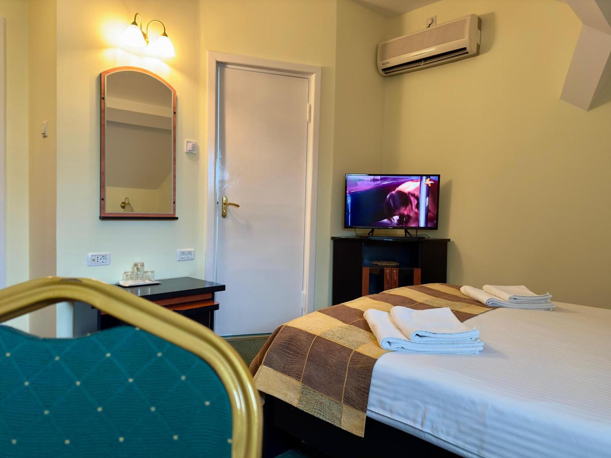 Pension Hotel Fast Radauti Exterior photo