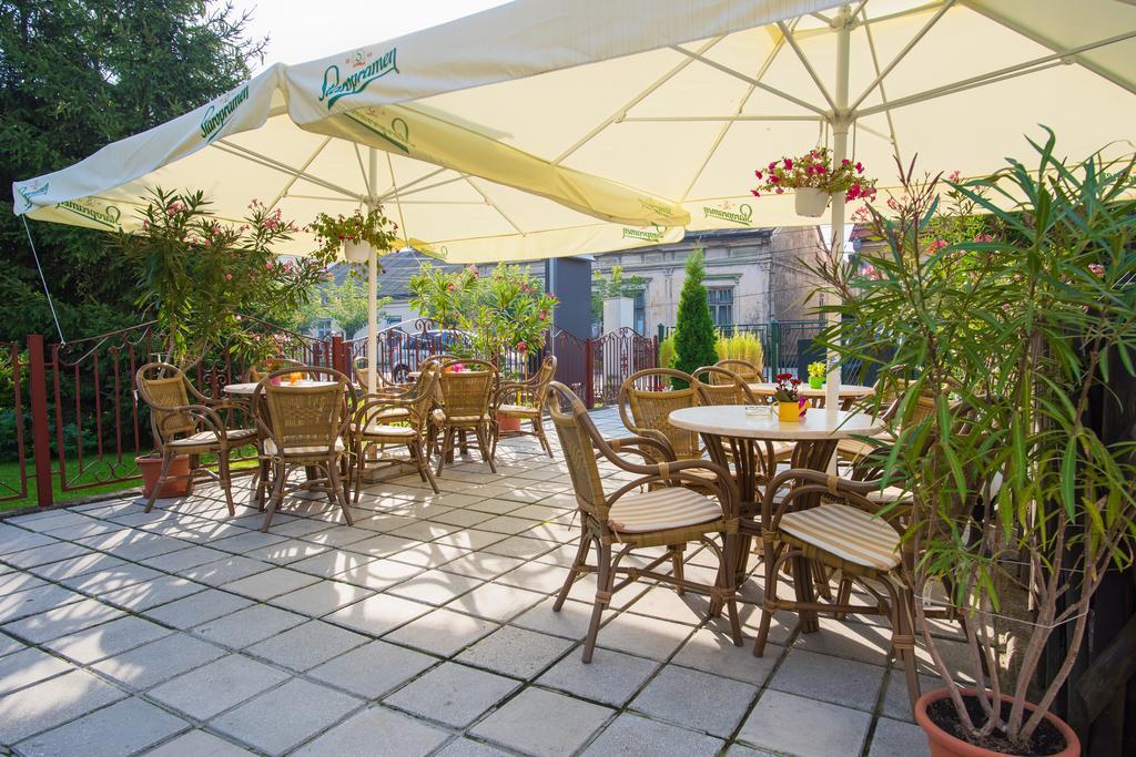 Pension Hotel Fast Radauti Exterior photo